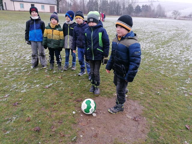 Die Fußballer der GS Langenwolmsdorf mit den  neuen Fußbällen