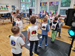 Grundsch�ler �ben Verkehrssicherheit